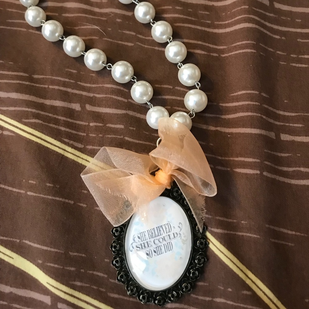 Pearl necklace with removable pendant